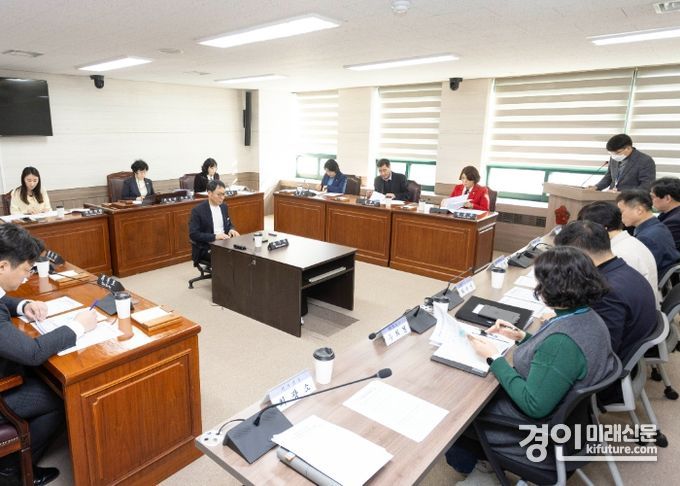 안산시의회가 26일 제4상임위실에서 ‘제288회 임시회 폐회중 의회운영위원회’를 개최하고 있다. <사진=안산시의회>