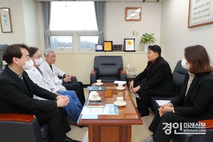 하은호 군포시장(오른쪽 2번째)이 원광대 산본병원을 방문해 비상진료체계를 확인하고 있다. <사진=군포시>