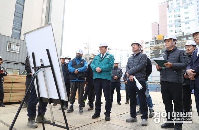 안양시가 지난 14일 해빙기 안전사고 예방을 위해 만안구 안양동의 한 건축공사장을 방문해 안점점검을 실시하고 있다. <사진=안양시>