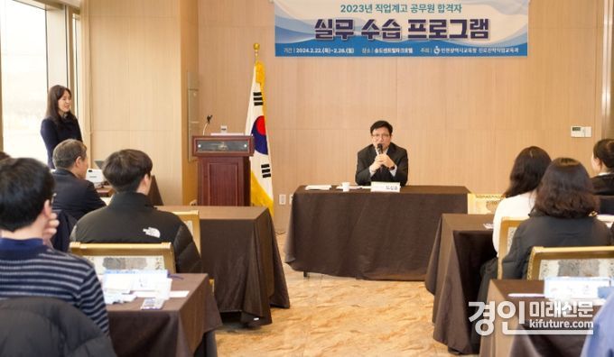 도성훈 인천시교육감이 직업계고 공무원 시험 합격생을 격려하고 있다. <사진=인천시교육청>