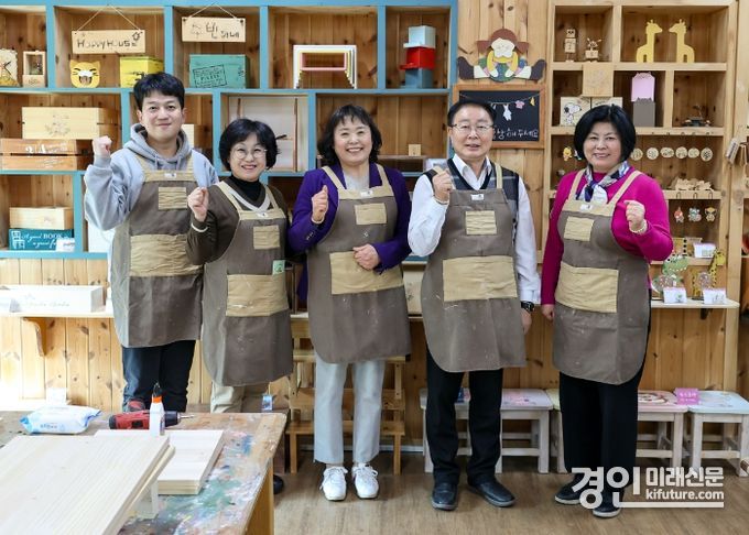 시흥시의회 도시환경위원회가 산림복지센터 등 현장 점검을 실시한 가운데 기념촬영을 하고 있다. <사진=시흥시의회>