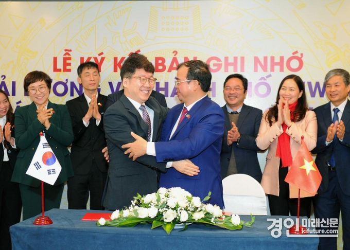 황인국 수원시 제2부시장(왼쪽)과 웬 민 훙 하이즈엉성 부위원장이 양해각서 체결하고 함께하고 있다. <사진=수원시> 
