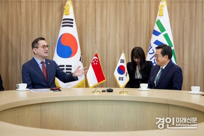27일 오후 경기도청 집무실에서 김동연 경기도지사(오른쪽)와 에릭 테오(Eric Teo) 주한 싱가포르 대사가 면담을 하고 있다. <사진=경기도>