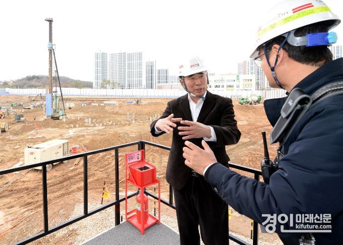 오산시의회 성길용 의장(왼쪽)이 세교2지구 주택건설현장을 방문한 가운데 관계자의 설명을 듣고 있다. <사진=오산시의회>