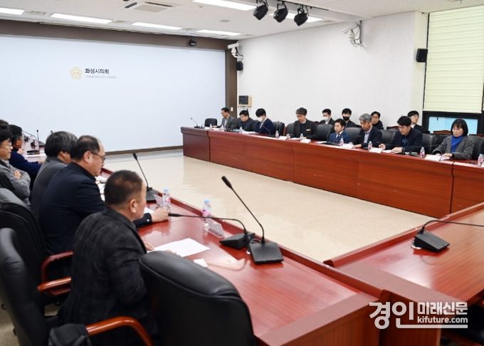화성시의회 경제환경위원회가 화성시 자원순환연합회와 간담회를 갖고 있다. <사진=화성시의회>