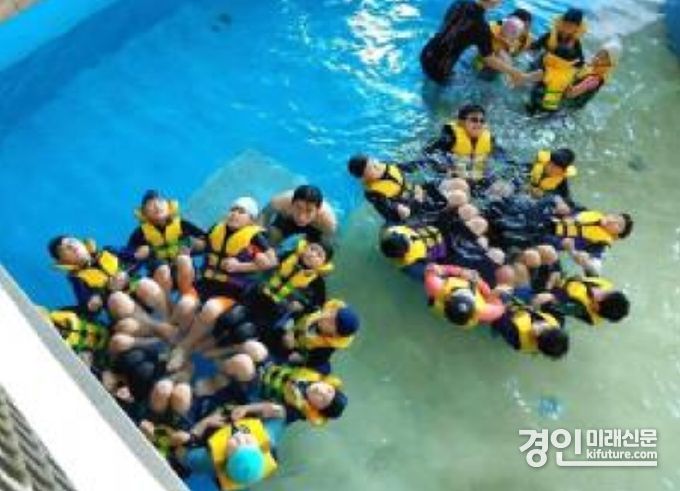 경기도교육청이 생존수영교육을 신시하고 있다. <사진=경기도교육청>