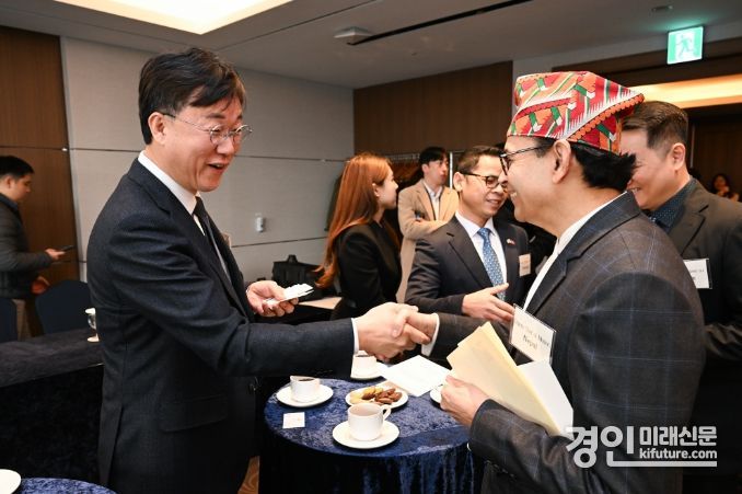 이민근 안산시장(왼쪽)이 외교사절 초청 간담회에서 참석자들과 인사를 하고 있다. <사진=안산시>
