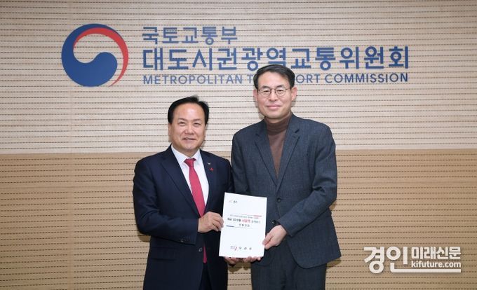 이권재 오산시장(왼쪽)이 대광위에 서울역행 광역버스 노선신설을 건의하고 있다. <사진=오산시>