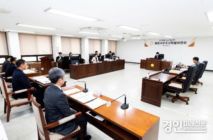 김포시의회 풍무역세권 도시개발사업 조사특별위원회가 증인 신문을 진행하고 있다. <사진=김포시의회>
