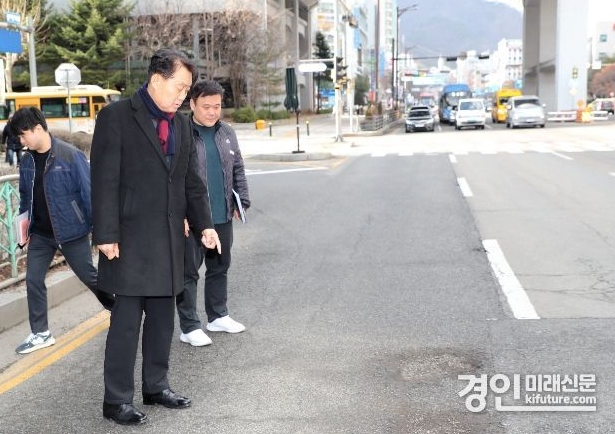 하은호 군포시장(왼쪽 1번째)이 도로 위 포트홀 신속정비를 지시하고 있다. <사진=군포시>