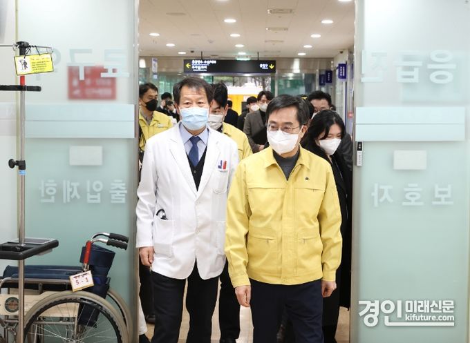 지난 24일 김동연 경기도지사(오른쪽)가 경기도의료원 수원병원을 둘러보고 있다. <사진=경기도>