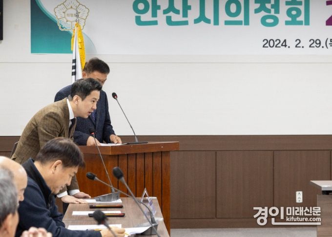 송바우나 의장(사진 왼쪽)이 29일 시의회 대회의실에서 열린 ‘2024 안산시의정회 제1차 정례회’에 참석해 축사를 하고 있다. <사진=안산시의회>