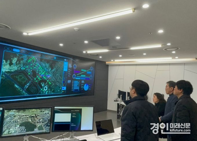 고양시가 서울미래모빌리티센터를 방문해 관계자의 설명을 듣고 있다. <사진=고양시>