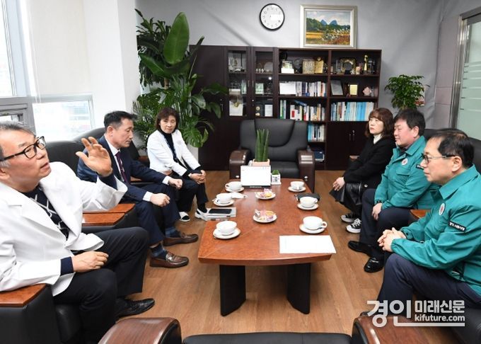 연제찬 시흥시 부시장이 지역 응급의료기관을 방문해 현장 상황을 점검하고 있다. <사진=시흥시>