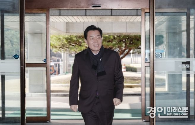 이재준 시장이 4일 오전 9시 40분께 시청 본관으로 출근하고 있다. <사진=수원시>