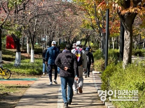 시민들이 공원을 걷고 있다. <사진=고양특례시>
