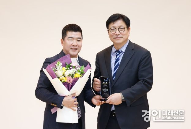 도성훈 인천시교육감(오른쪽)이 정근우 야구선수를 홍보대사로 위촉하고 기념촬영을 하고 있다. <사진=인천시교육청>