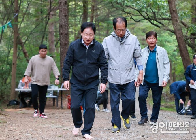 ‘맨발걷기 길’을 걷고 있다. <사진=남양주시>
