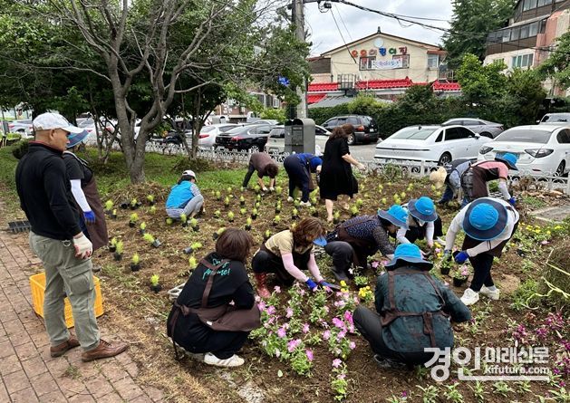 시민들이 도시텃밭을 조성하고 있다. ><사진=인천시>