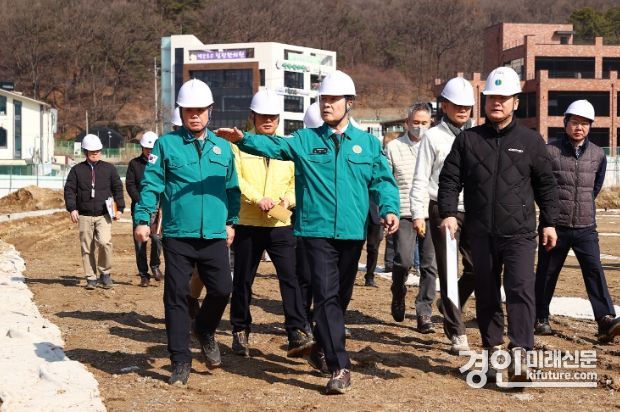 의왕시 관계자가 해빙기 재난위험시설 안전점검을 실시하고 있다. <사진=의왕시>