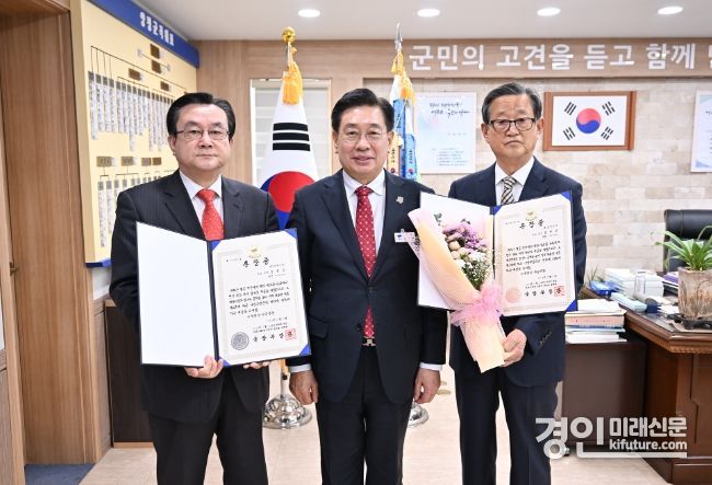 전진선 양평군수,(가운데)가 6·25 참전용사 유족에 화랑무공훈장을 전수하고 기념촬영을 하고 있다. <사진=양평군>