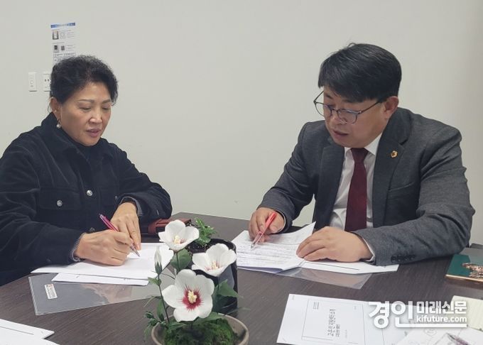 김재훈 의원(오른쪽)이 황선희 지속가능재단 이사장과 ‘고립·은둔 청년과 가족’에 논의하고 있다. <사진=경기도의회>