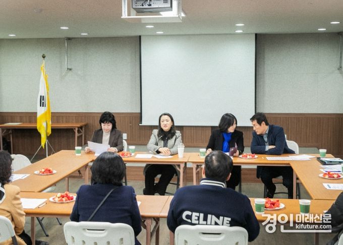 화성시의회 기획행정위원회 의원들과 새마을회 회장단이 간담회를 갖고 있다. <사진=화성시의회>
