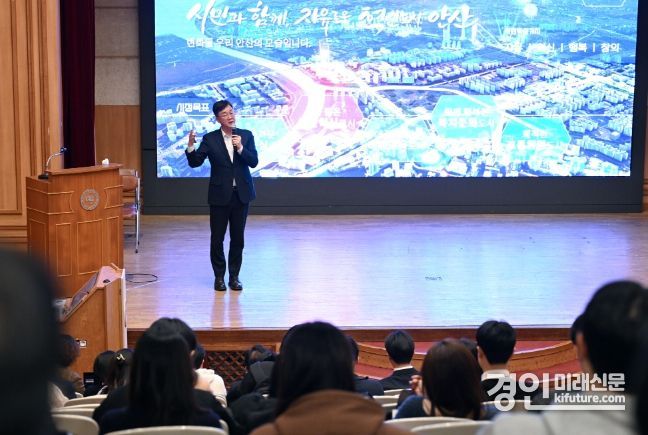 이민근 안산시장이 한양대 ERICA에서 SDGs 강연 및 학생들과 간담회를 진행하고 있다. <사진=안산시>