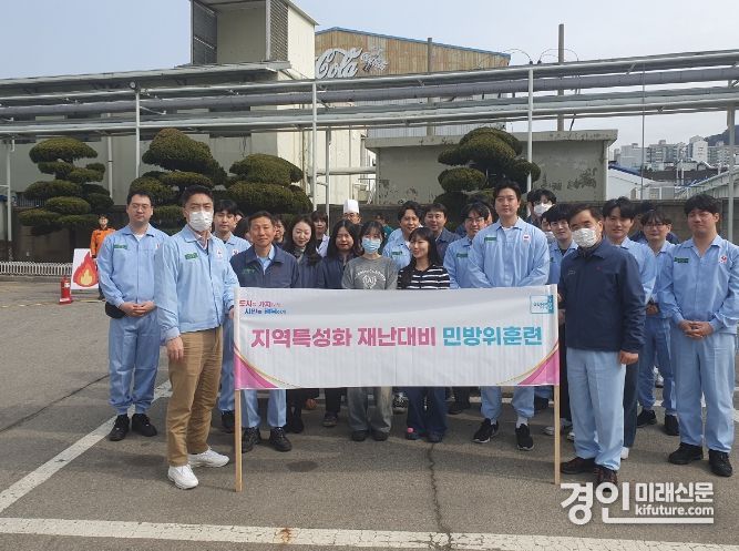 군포시가 2024년 지역특성화 재난대비 민방위훈련을 실시하고 기념촬영을 하고 있다. <사진=군포시>