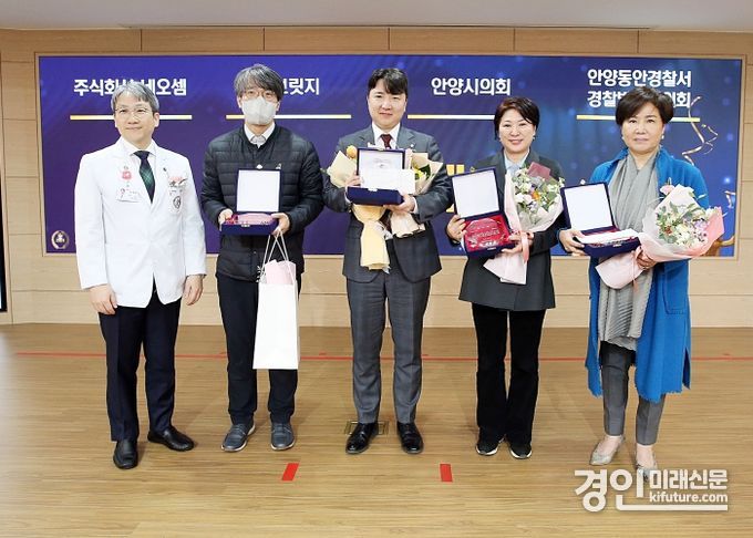 안양시의회가 한림대학교 성심병원으로부터 감사패 받고 기념촬영을 하고 있다. <사진=안양시의회>