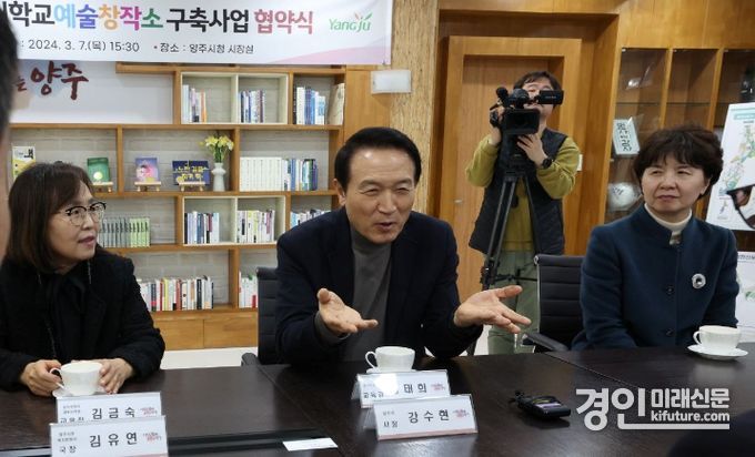 임태희 교육감(가운데)이 양주시청에서 업무관계자들과 담소를 나누고 있다. <사진=경기도교육청>