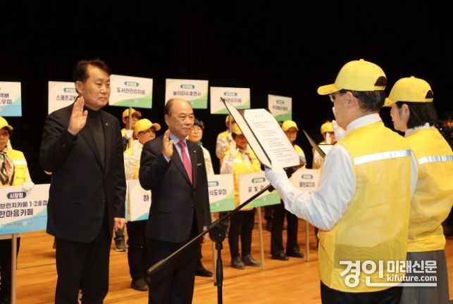 하은호 군포시장(왼쪽)이 2024년도 노인일자리사업 발대식에서 선서를 하고 있다. <사진=군포시>