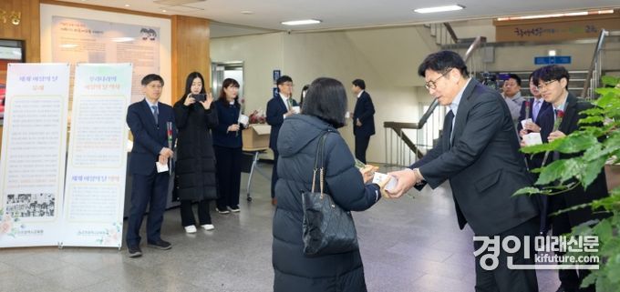 도성훈 인천광역시교육감(오른쪽)이 116회 세계여성의날을 맞아 직원에게 장미꽃과 쿠키를 나눠주고 있다. <사진=인천시교육청>