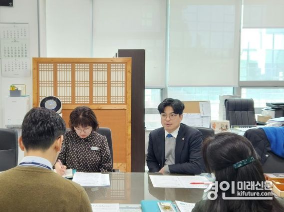 경기도의회 박상현 의원이 관계자들과 장애인 의료 서비스 향상을 위해 논의하고 있다. <사진=경기도의회>