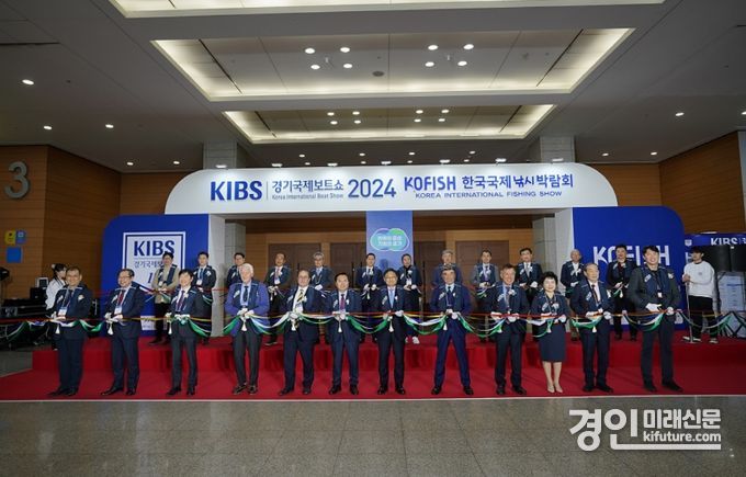 경기국제보트쇼 개막식에서 내외빈들이 테이프 커팅을 하고 있다. <사진=경기도> 
