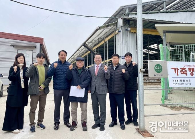이오수 경기도의원이 ‘피트모스’ 도입 위해 축산농가를 둘러보고 관계자들과 기념촬영을 하고 있다. <사진=경기도의회>