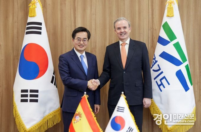 김동연 경기도지사가 기예르모 키르크파트릭 데 라 베가(Guillermo Kirkpatrick de la Vega) 주한 스페인 대사와 면담을 마치고 기념촬영을 하고 있다. <사진=경기도>