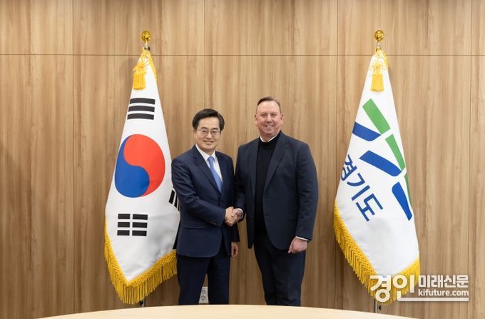 김동연 경기도지사(왼쪽)가 이클레이 사무총장을 반갑게 맞이하고 있다. <사진=경기도>