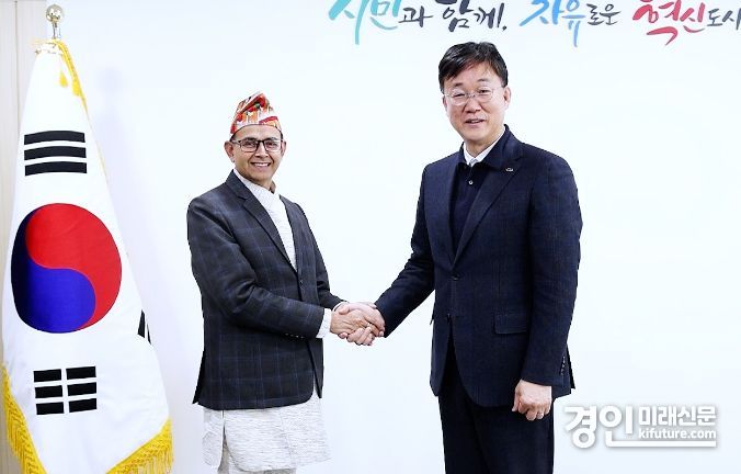 이민근 안산시장(오른쪽)이 주한 네팔 공사참사관을 반갑게 맞이 하고 있다. <사진=안산시>