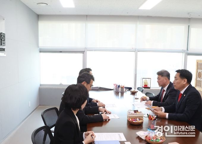 경기도의회 국민의힘은 14일 경기도교육청 융학교육정책 관계자들과 고등학교 현장체험학습비(수학여행) 지원 관련 논의를 하고 있다. <사진=경기도의회>