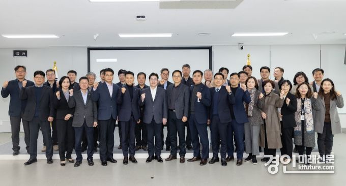 경기 서부·동부 SOC 대개발 구상 협의체 회의를 열고 기념촬영을 하고 있다. <사진=경기도>