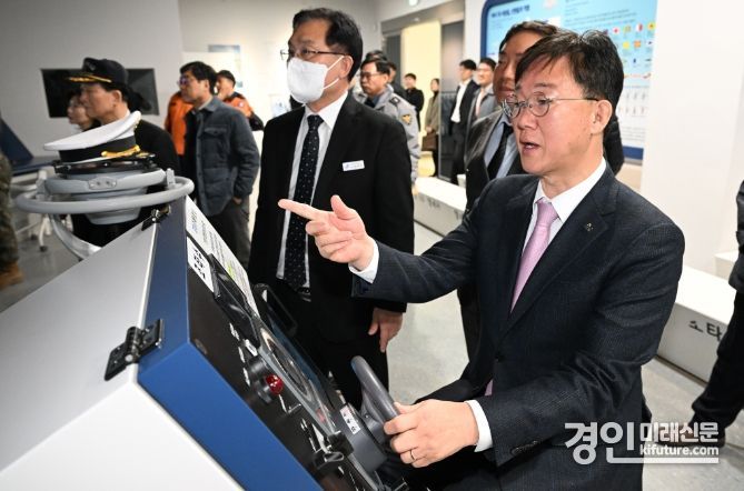 이민근 안산시장(온른쪽)이 해양 안전 체험을 하고 있다. <사진=안산시>