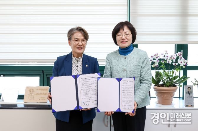 송미희 시흥시의회 의장(왼쪽)이 협약형 특성화고 육성을 위해 경기자동차과학고와 협약을 체결하고 기념촬영을 하고 있다. <사진=시흥시의회>