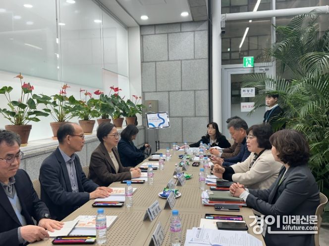 수원시가 원주시 관계자들과 수원역 성매매집결지 폐쇄과정에 대해 이야기하고 있다. <사진=수원시>