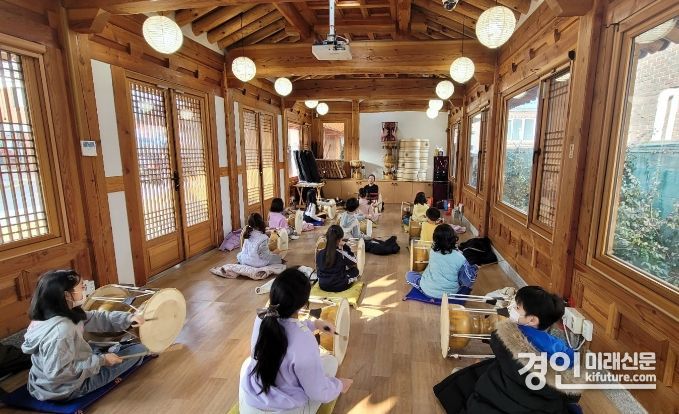 수원문화재단이 한옥에서 즐기는 전통문화예술 교육을 진행하고 있다. <사진=수원문화재단>
