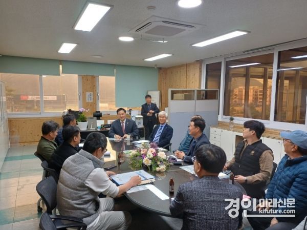 고준호 경기도의원이 국지도78호선 포장보수공사 추진을 위한 현장 관계자 및 지역주민과 회의를 하고 있다. <사진=경기도의회>