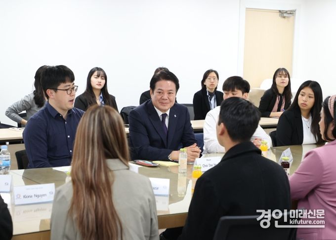 국제교류 고교생 민박연수 프로그램을 통해 한국에온 미국 가든그로브시 학생들이 20일 안양시청에서 최대호 안양시장과 이야기하고 있다. <사진=안양시>