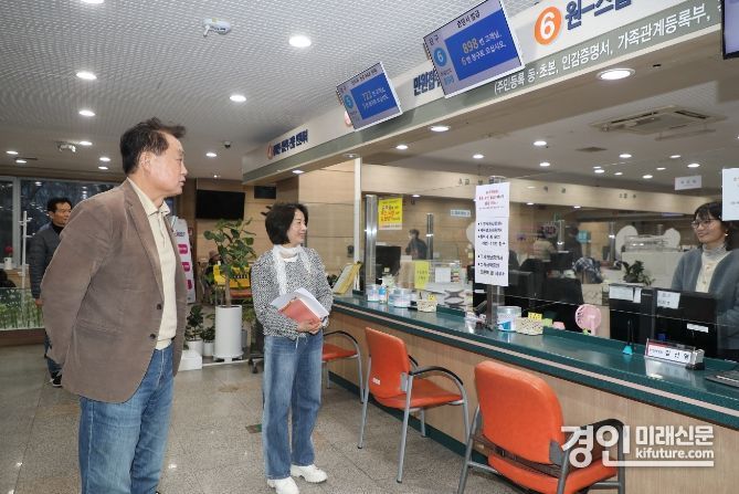 하은호 군포시장(왼쪽)이 야간민원 공직자를 격려하고 있다. <사진=군포시>