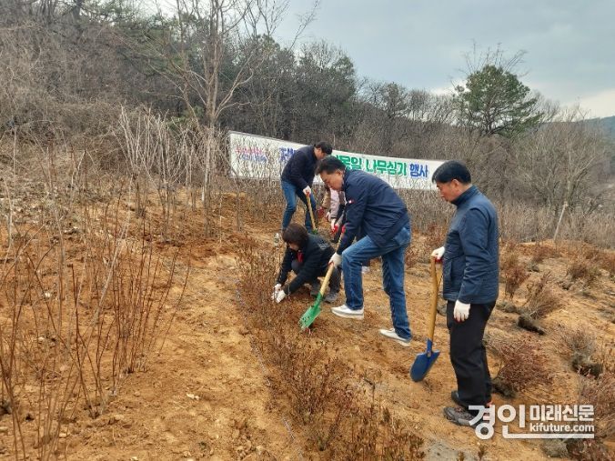하은호 군포시장(오른쪽 2번째)이 식목을 하고 있다. <사진=군포시>