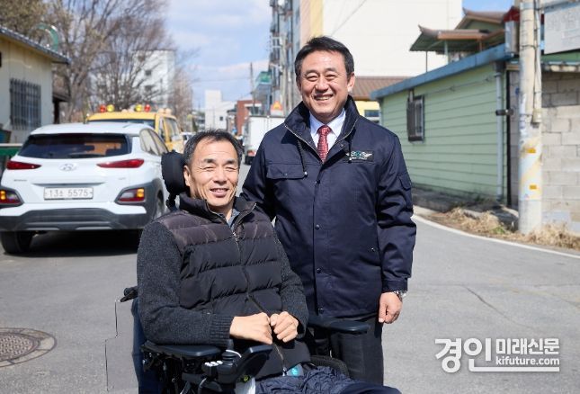 이충우 여주시장(오른쪽)이 교통약자와 기념촬영을 하고 있다. <사진=여주시>